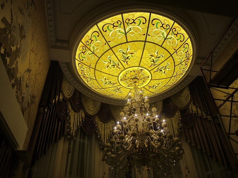 Как тюменская семья Авдеевых создает волшебные витражи и люстры