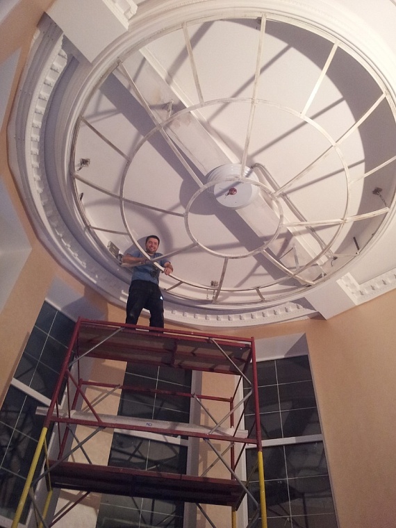 Как тюменская семья Авдеевых создает волшебные витражи и люстры