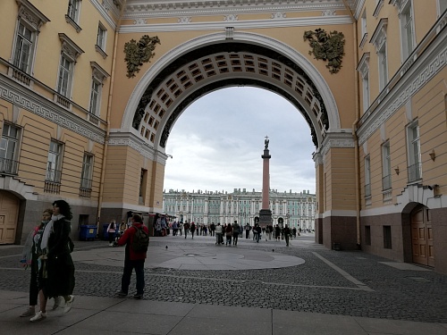 Опрос: россияне сейчас больше хотят переехать в Санкт-Петербург, а не в Москву