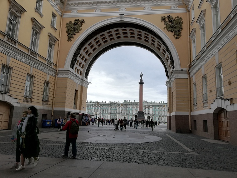 Опрос: россияне сейчас больше хотят переехать в Санкт-Петербург, а не в Москву