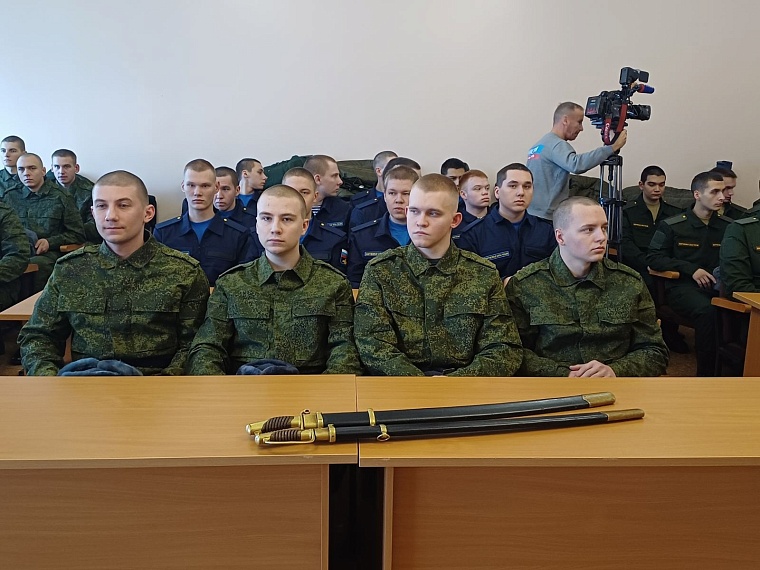 Сто тюменских юношей отправились на военную службу