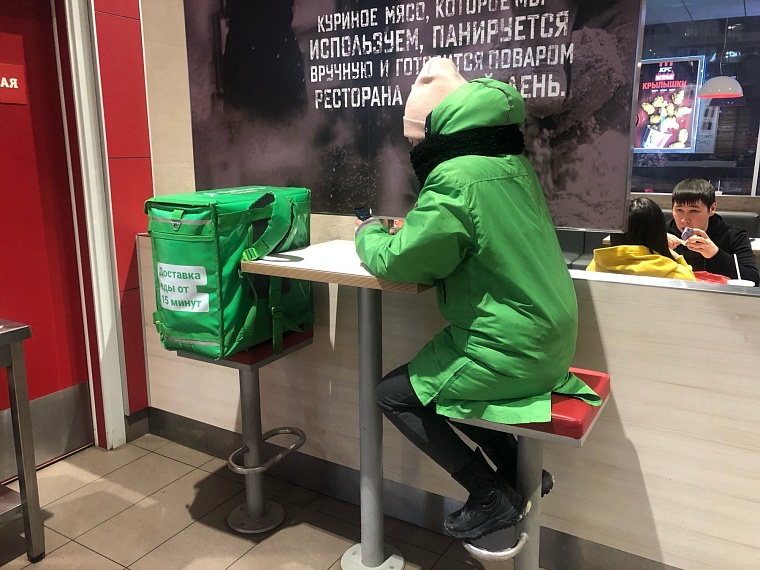 Доплата за мороз? Как переносят холода работники «уличных» профессий в Тюмени