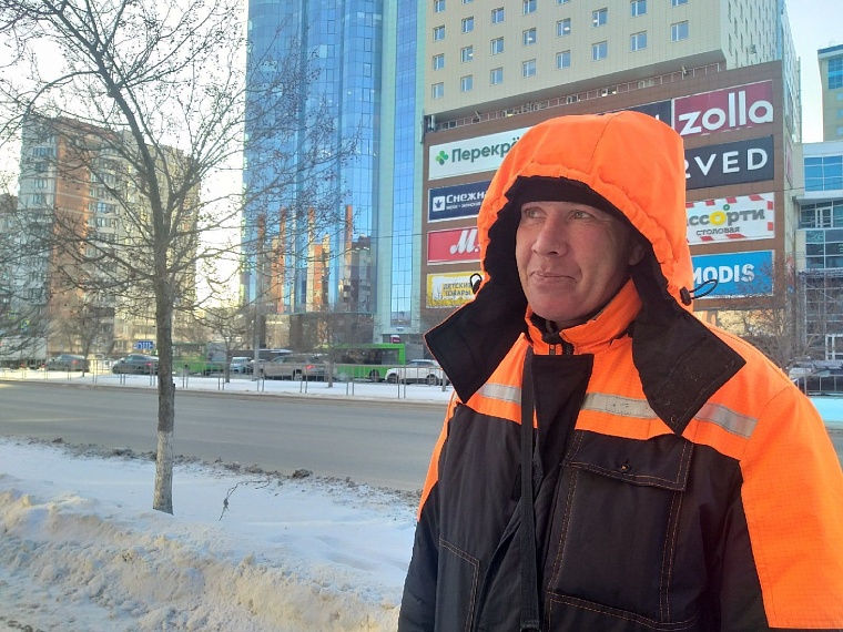 Доплата за мороз? Как переносят холода работники «уличных» профессий в Тюмени