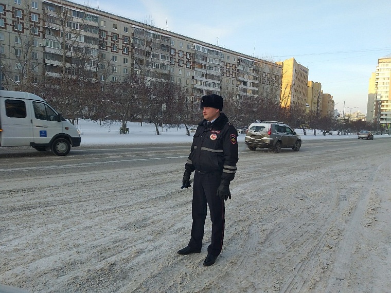 Доплата за мороз? Как переносят холода работники «уличных» профессий в Тюмени