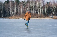 Тюменец с сыном открыли сезон катания по льду Андреевского озера