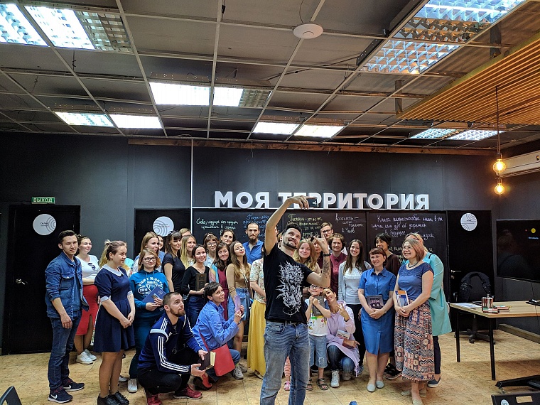 Древний бог vs обезьянка: тюменцы узнали, как писать книги