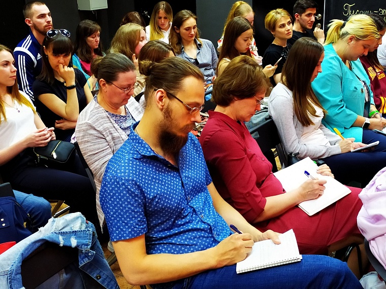 Древний бог vs обезьянка: тюменцы узнали, как писать книги