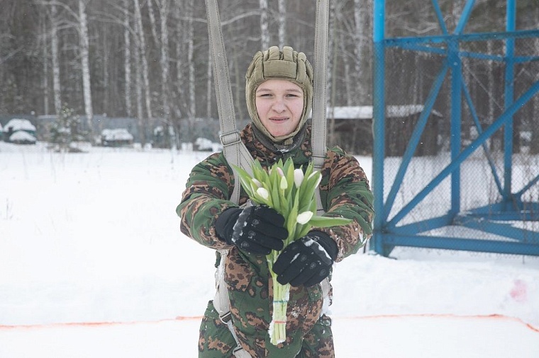 Молодые тюменцы прыгают с парашютом в нарисованное сердце