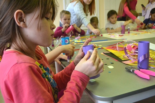 По областной больнице полетели цветные рыбы