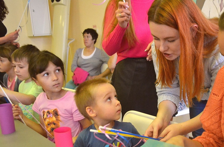 По областной больнице полетели цветные рыбы