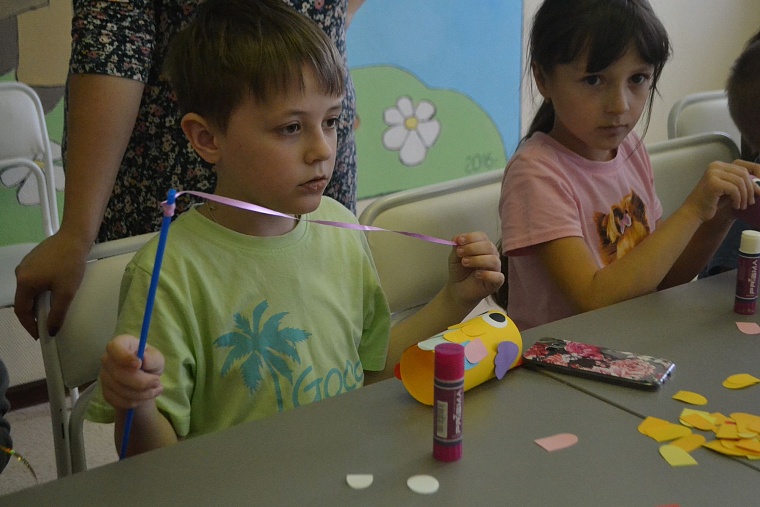 По областной больнице полетели цветные рыбы