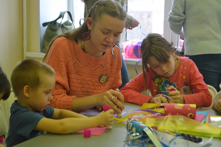 По областной больнице полетели цветные рыбы