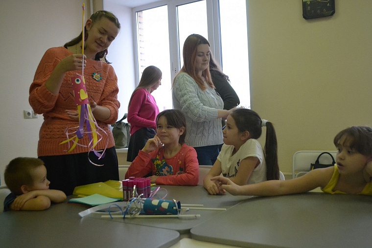 По областной больнице полетели цветные рыбы