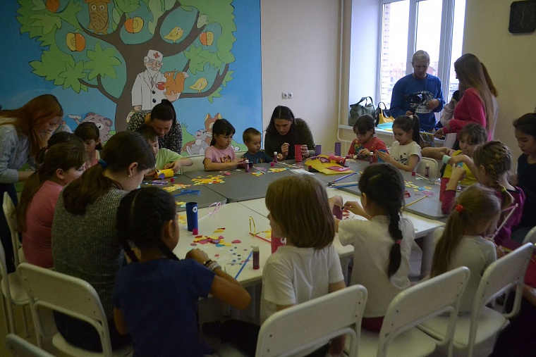 По областной больнице полетели цветные рыбы