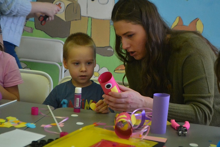 По областной больнице полетели цветные рыбы