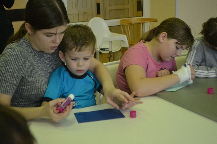 По областной больнице полетели цветные рыбы