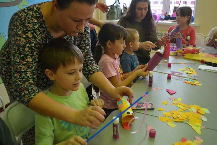 По областной больнице полетели цветные рыбы