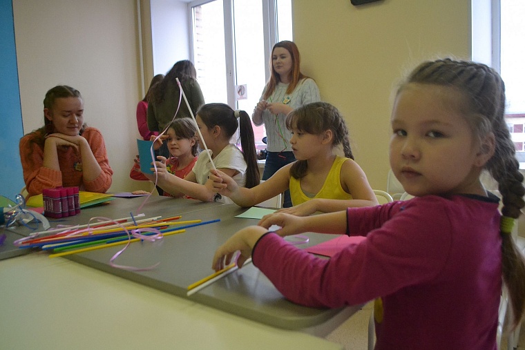 По областной больнице полетели цветные рыбы