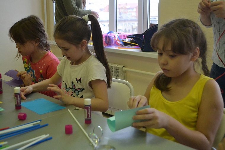 По областной больнице полетели цветные рыбы