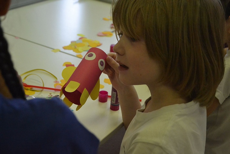 По областной больнице полетели цветные рыбы