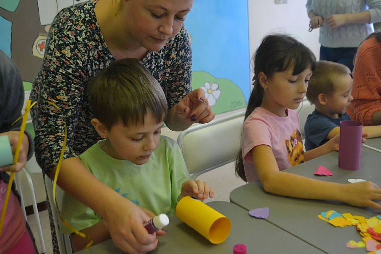 По областной больнице полетели цветные рыбы