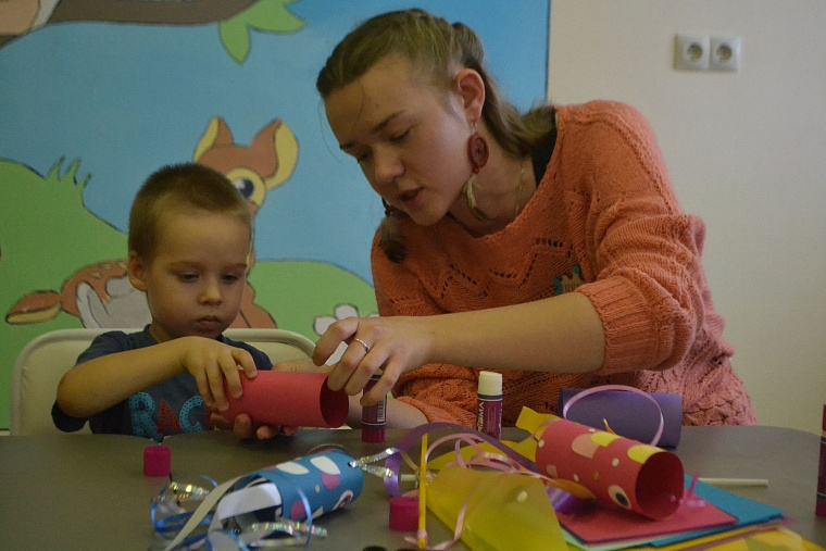 По областной больнице полетели цветные рыбы