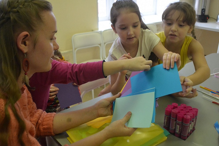 По областной больнице полетели цветные рыбы