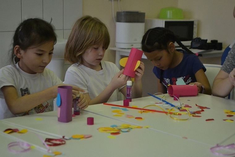 По областной больнице полетели цветные рыбы