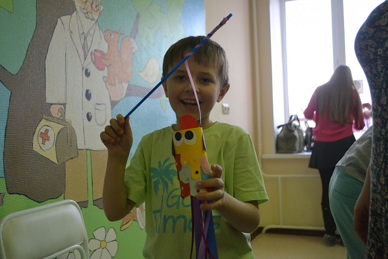 По областной больнице полетели цветные рыбы