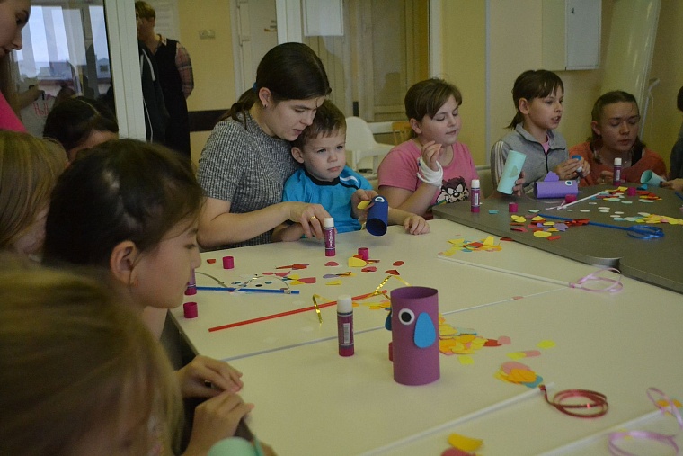 По областной больнице полетели цветные рыбы