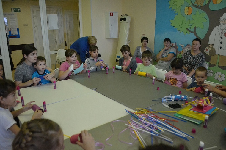 По областной больнице полетели цветные рыбы