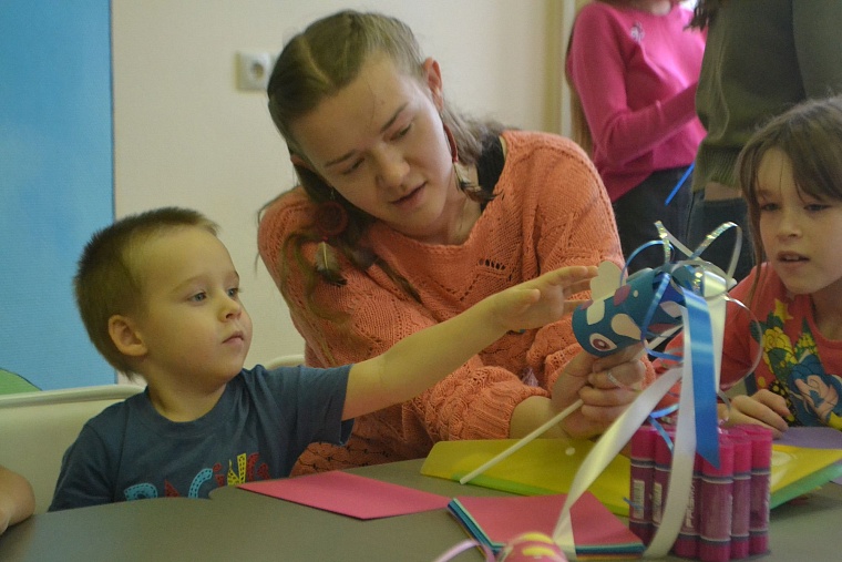 По областной больнице полетели цветные рыбы