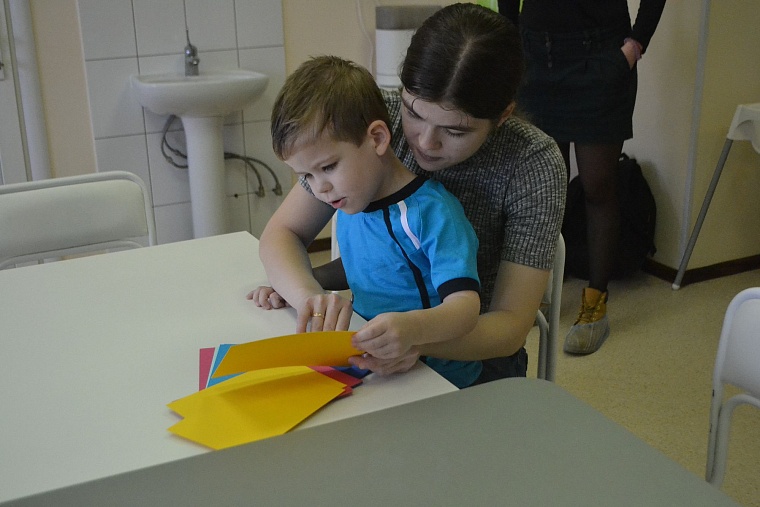 По областной больнице полетели цветные рыбы