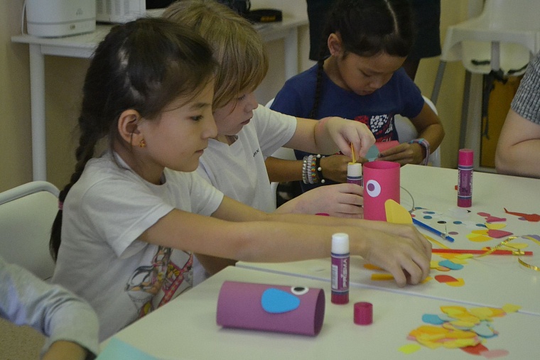 По областной больнице полетели цветные рыбы