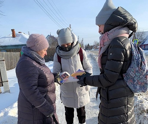 Тюменцы делают кормушки и помогают пожилым соседям
