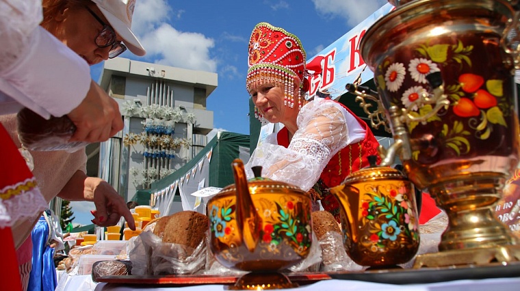 В Тюмени на Цветном бульваре проходит фестиваль "Хлебный базар"