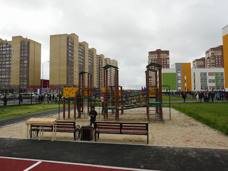 Среднюю школу № 65 с инженерным уклоном открыли роботы