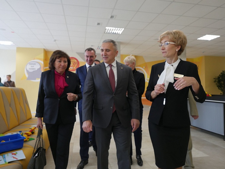 Среднюю школу № 65 с инженерным уклоном открыли роботы