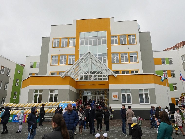 Среднюю школу № 65 с инженерным уклоном открыли роботы