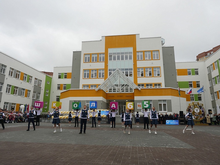 Среднюю школу № 65 с инженерным уклоном открыли роботы