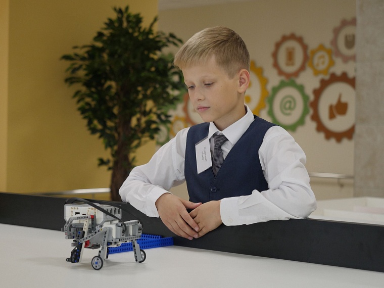 Среднюю школу № 65 с инженерным уклоном открыли роботы
