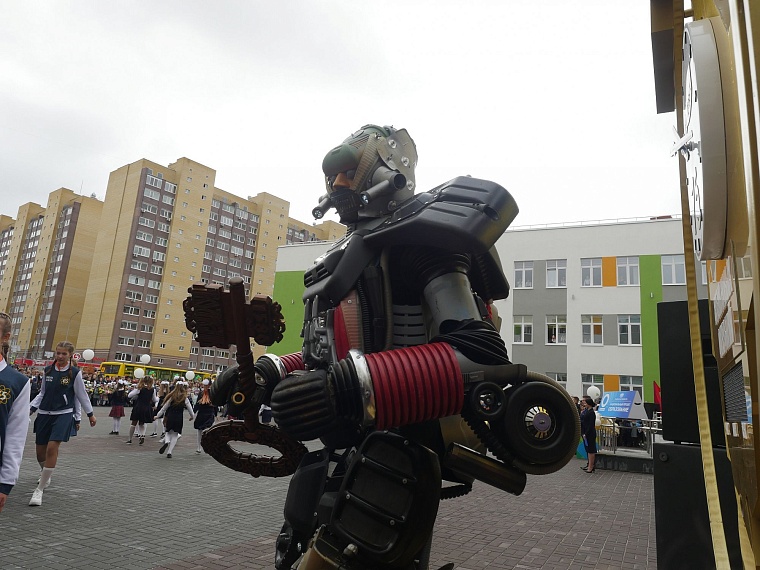 Среднюю школу № 65 с инженерным уклоном открыли роботы