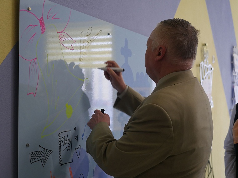 Среднюю школу № 65 с инженерным уклоном открыли роботы