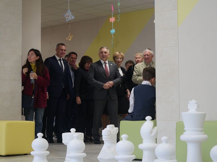 Среднюю школу № 65 с инженерным уклоном открыли роботы