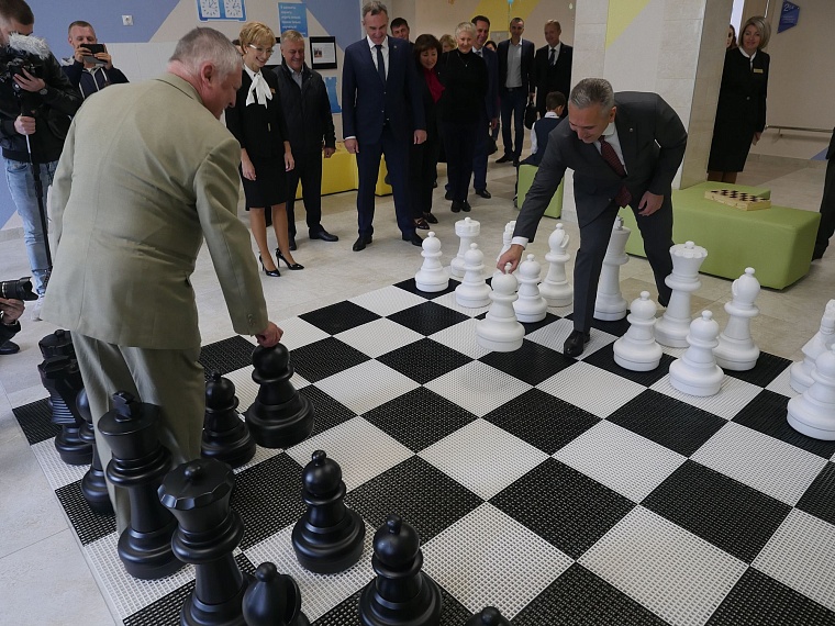 Среднюю школу № 65 с инженерным уклоном открыли роботы