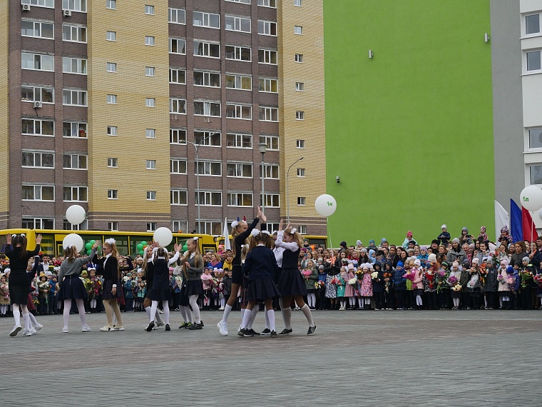 Среднюю школу № 65 с инженерным уклоном открыли роботы