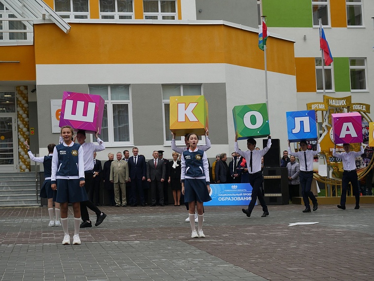 Среднюю школу № 65 с инженерным уклоном открыли роботы