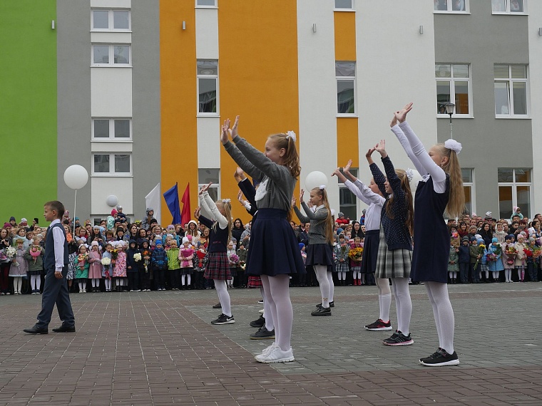 Среднюю школу № 65 с инженерным уклоном открыли роботы