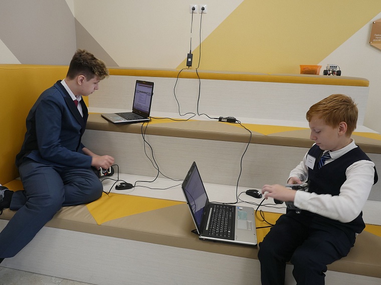 Среднюю школу № 65 с инженерным уклоном открыли роботы