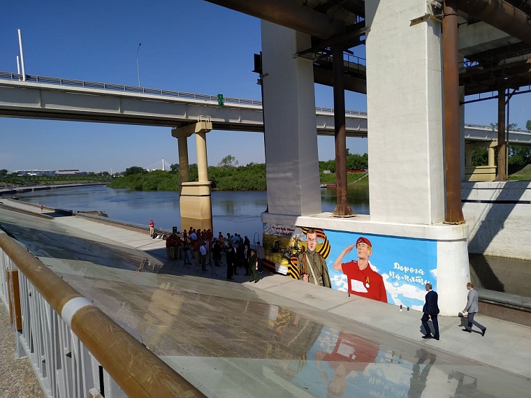 На опоре моста в Тюмени нарисовали "Граффити Победы"